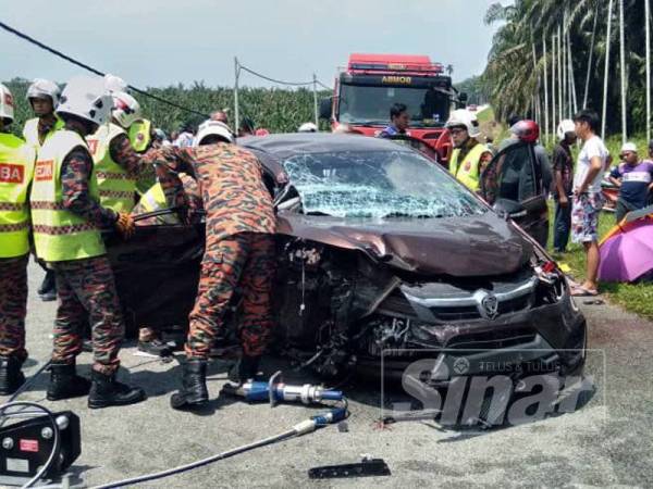 Anggota bomba membantu mengeluarkan mangsa terlibat dalam kemalangan tersebut. - FOTO: IHSAN BOMBA 