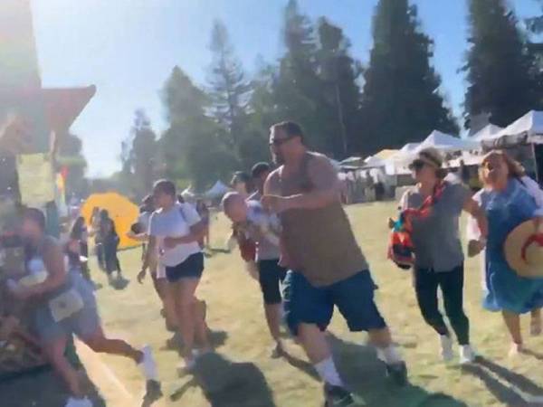 Pengunjung Gilroy Garlic Festival di bandar Gilroy, California melarikan diri susulan insiden tembakan yang berlaku semalam.- Foto Reute