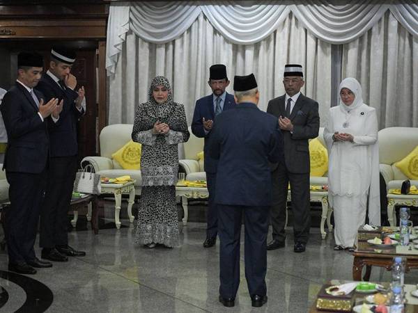 Yang di-Pertuan Agong Al-Sultan Abdullah Ri'ayatuddin Al-Mustafa Billah Shah dan Raja Permaisuri Agong Tunku Hajah Azizah Aminah Maimunah Iskandariah bersama Sultan Brunei Sultan Hassanal Bolkiah dan Paduka Seri Baginda Raja Isteri Pengiran Anak Hajah Saleha berkenan mengaminkan doa sejurus keberangkatan tiba di Pangkalan Tentera Udara DiRaja Malaysia (TUDM) Subang hari ini. - Foto BERNAMA