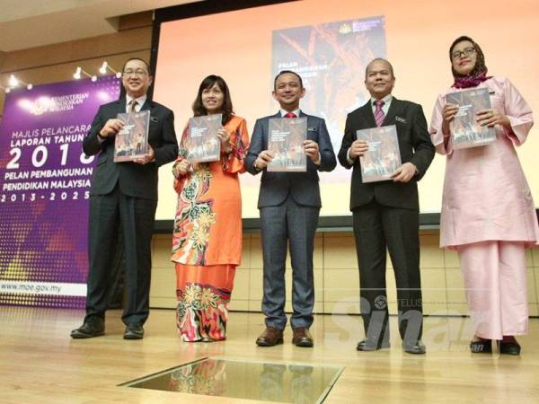 Maszlee (tengah) bersama Nie Ching (dua, kiri), Mohd Gazali (dua, kanan) dan Amin (kiri) ketika pelancaran Laporan Tahunan 2018 Pelan Pembangunan Pendidikan Malaysia (PPPM) 2013-2025 di Auditorium Sasana Kijang, Bank Negara Malaysia, hari ini. –Foto Sinar Harian Zahid Izzani