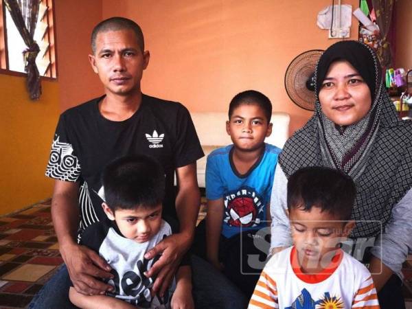 Mohd Zaidi bersama Zafril Rifqi (kiri) bersama isteri dan anak-anaknya lain tabah selepas anak keempat daripada lima beradik itu disahkan menghidap penyakit sel otak mengecut.