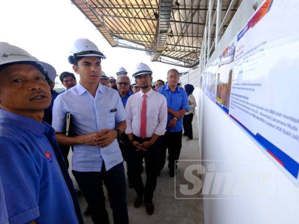 Syed Saddiq meninjau perkembangan pembangunan Stadium Olahraga, Mount Austin Sport City, di sini hari ini.