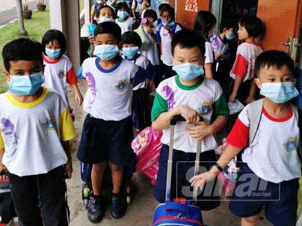 Murid SJKC Tai Tong terpaksa memakai topeng muka berikutan terhidu asap pembakaran terbuka.