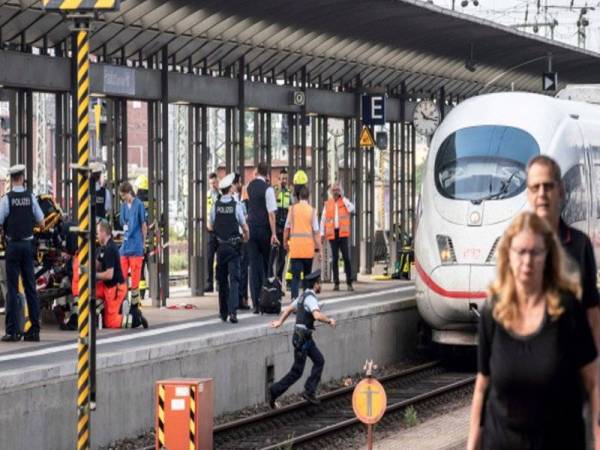 Anggota penyelamat dan polis berada di sebuah stesen kereta api di Frankfurt, Jerman susulan insiden yang meragut nyawa seorang kanak-kanak berusia lapan tahun dan mencederakan ibunya. -Foto AP