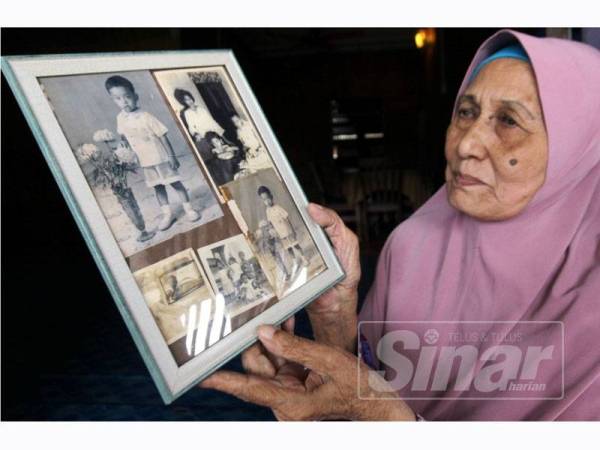 Hasimah memegang gambar Sultan Abdullah ketika kecil Sinar Harian bertemu di kediamannya di Kampung Mengkasar.