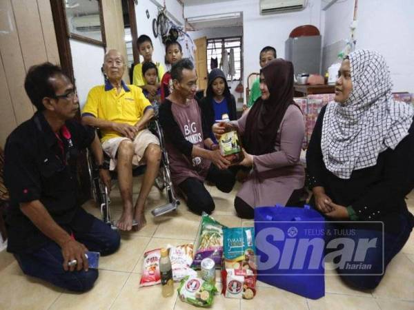 Syahidee (tengah) menerima kunjungan PPIM di kediamannya bagi menyampaikan sumbangan yang turut dihadiri wakil Pertubuhan Karyawan Kreatif Terengganu Darul Iman (Karyawan).