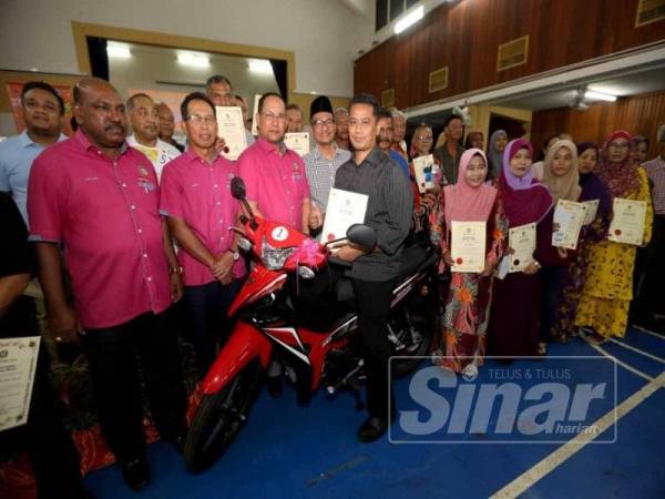 Rose Shamsul (tiga dari kiri) bersama pemenang hadiah utama Shoeb serta pemenang lain pada majlis penyampaian hadiah Karnival Bayar dan Menang Cukai Taksiran Am 2019 Kategori A diDewan Komuniti MDP.