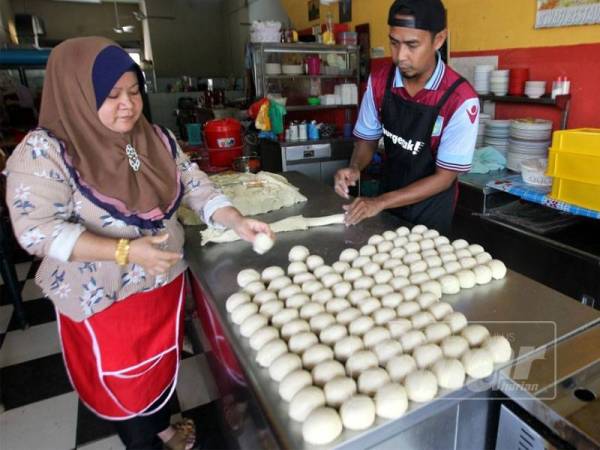 Rosnida bersama pekerjanya menyusun tepung roti canai ketika temui di restorannya, D’Wafi yang telah menjadi restoran kegemaran Sultan Abdullah untuk bersarapan.