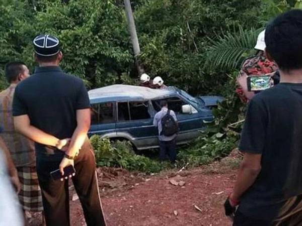 Anggota Bomba dan Penyelamat Balai Bomba Rantau Panjang sedang melakukan operasi menyelamat.