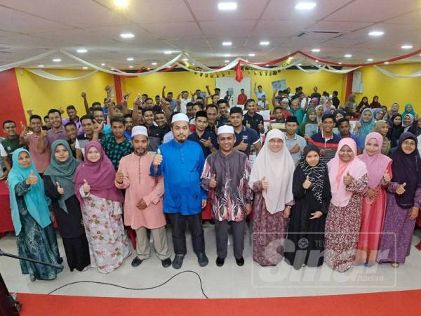 Ridzuan (tengah) bersama peserta Kursus PraPerkahwinan Islam Modul Bersepadu 2019 selepas majlis penutup.