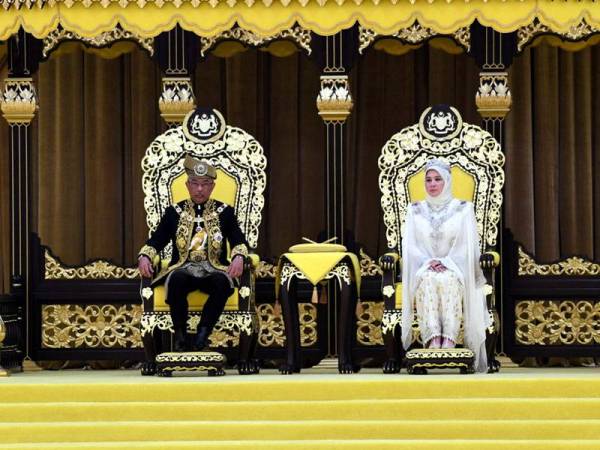 Yang di-Pertuan Agong Al-Sultan Abdullah Ri'ayatuddin Al-Mustafa Billah Shah bersama Raja Permaisuri Agong Tunku Hajah Azizah Aminah Maimunah Iskandariah pada Istiadat Pertabalan baginda sebagai Yang di-Pertuan Agong ke-16, di Istana Negara, di sini hari ini. - Foto Bernama