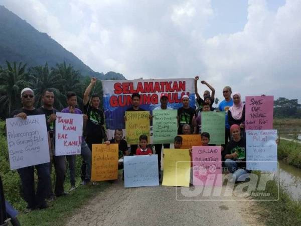 Penduduk membuat bantahan terhadap operasi kuari batu kapur di kawasan mereka.