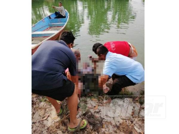 Mayat mangsa diangkat ke darat selepas ditemui di Sungai Fikri pagi tadi.