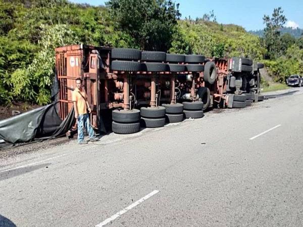 Treler membawa muatan isirung sawit terbalik di KM56 Jalan Kuala Berang - Aring, Hulu Terengganu petang semalam.