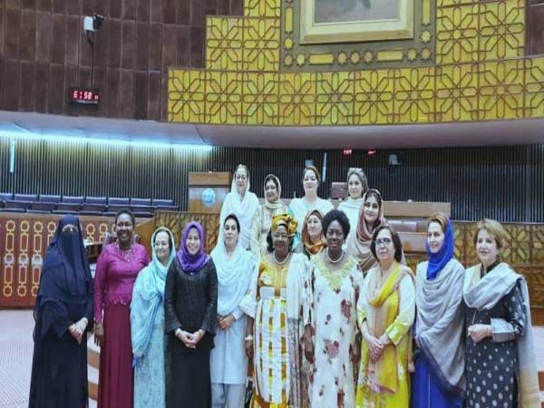 Noraini (empat,kiri) yang juga merupakan Pengerusi Commonwealth Women Parliamentarians (CWP) mengabadikan kenangan bersama Ahli-ahli Parlimen Wanita pelbagai negara di Persidangan CWP di Islamabad, Pakistan.