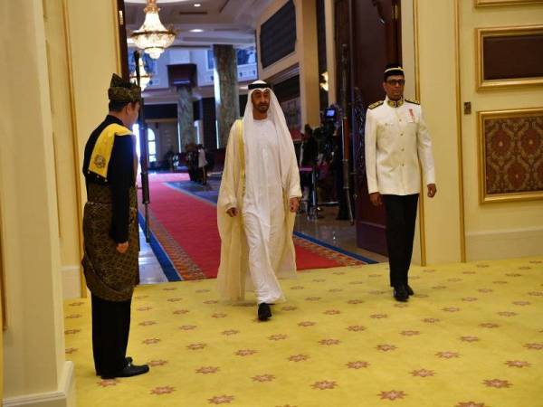 Sheikh Mohamed Zayed Al-Nahyan ketika menghadiri istiadat pertabalan Seri Paduka Baginda Yang di-Pertuan Agong ke-16, Al-Sultan Abdullah Ri’ayatuddin Al-Mustafa Billah Shah. - Foto Bernama