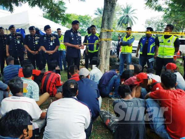 Pengarah Jabatan Siasatan Jenayah Narkotik Bukit Aman, Datuk Mohd Khalil Kader Mohd (tengah) memberi nasihat kepada suspek penyalahgunaan dadah yang ditahan di Balai Polis Semenyih agar meninggalkan najis dadah.