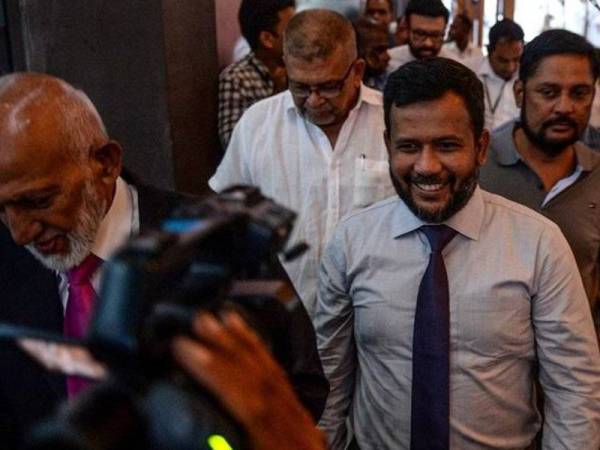 Rishad Bathiudeen (kanan) adalah antara menteri Islam yang meletak jawatan pada bulan lalu.