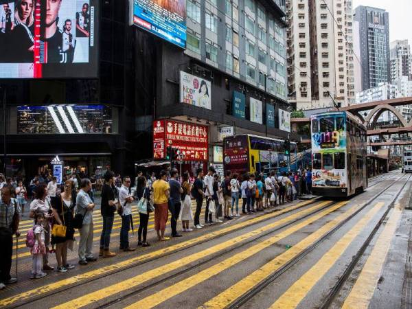 Pengguna terpaksa beratur panjang untuk menggunakan perkhidmatan tram selepas MTR menggantung operasi mereka. 