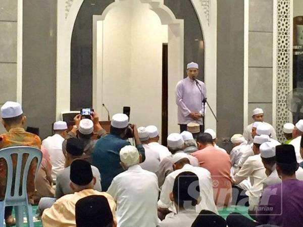 Azmin di majlis kesyukuran dan doa selamat untuk jemaah haji Parlimen Gombak 2019 di Masjid Gombak Utara, malam ini.