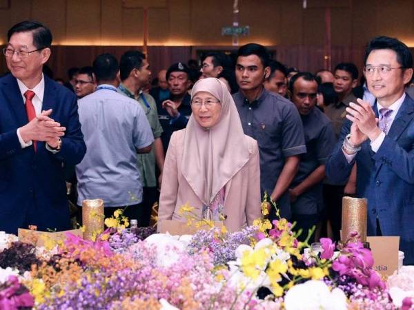 Datuk Seri Dr Wan Azizah Wan Ismail pada Majlis Makan Malam Anjuran Gabungan Dewan Perniagaan dan Perindustrian Cina Malaysia (ACCCIM) dan Dewan Perniagaan dan Perindustrian Cina Klang (KCCCI) untuk menyambut para Perwakilan Mesyuarat Agung Tahunan ACCCIM di Setia City Convention Centre, hari ini. Foto: Bernama