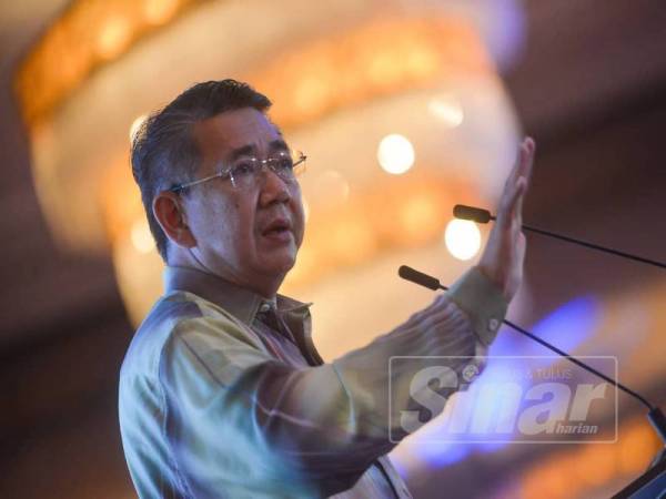 Salahuddin berucap pada Majlis Perasmian Mesyuarat Agung Tahunan kali ke-34/2019 Persatuan Nelayan Kebangsaan (NEKMAT) di sebuah hotel di ibu negara hari ini. FOTO SHARIFUDIN ABDUL RAHIM
