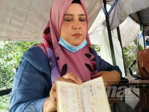 Rohaida menunjukkan buku derma darahnya dan sehingga kini dia sudah 55 kali menderma darah.