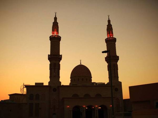 Penyerang turut melarikan peralatan kamera keselamatan yang dipasang di Masjid Maryam tersebut.