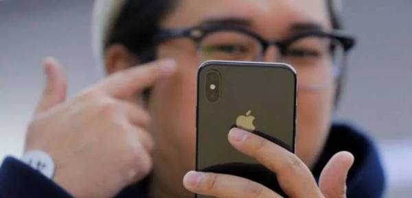 Penurunan jualan iPhone di China didakwa menjadi punca Apple berdepan penyusutan pendapatan. (Foto hiasan)