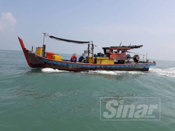 Bot nelayan tempatan yang ditahan APMM selepas didapati melanggar syarat lesen tangkapan ikan.