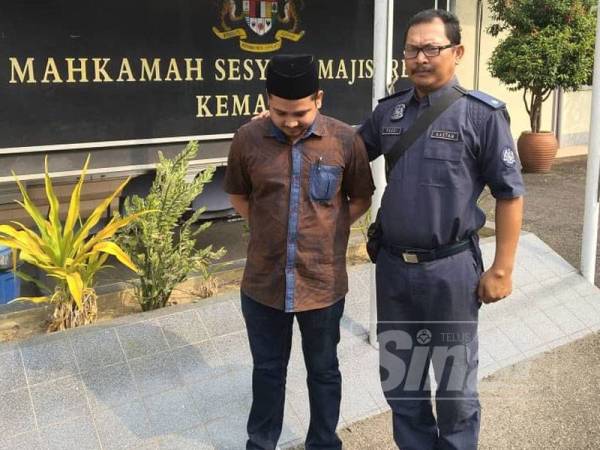 Tertuduh, Muhamad Arif-Azzarudin Abdullah, 25,didenda RM100,000 selepas mengaku salah memiliki rokok seludup di Mahkamah Majistret Kemaman, hari ini.