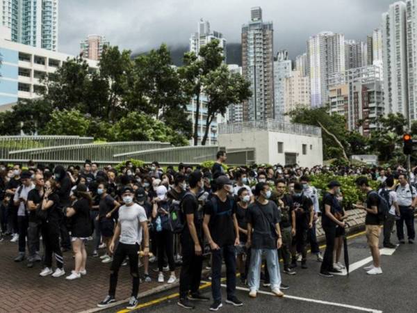 Penyokong kumpulan protes yang didakwa berhimpun di luar Mahkamah Daerah Eastern di Hong Kong hari ini. - Foto: AFP