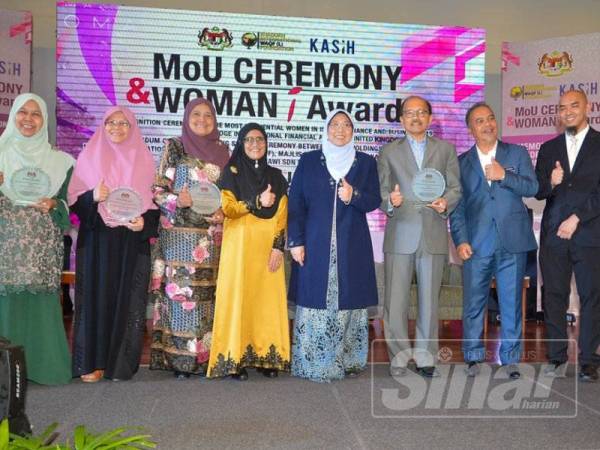 Penerima Anugerah Wanita Paling Berpengaruh Dalam Kewangan Islam Womani 2019 bergambar bersama Fuziah. -Foto Sinar Harian Sharifudin Abdul Rahim