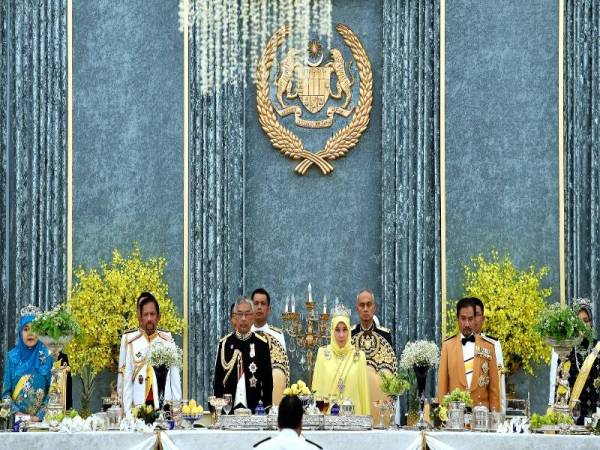 Yang di-Pertuan Agong Al-Sultan Abdullah Ri’ayatuddin Al-Mustafa Billah Shah dan Raja Permaisuri Agong Tunku Hajah Azizah Aminah Maimunah Iskandariah berkenan berangkat pada Majlis Santapan Diraja sempena Pertabalan Yang di-Pertuan Agong Ke-16 di Istana Negara, malam ini. -Foto Bernama