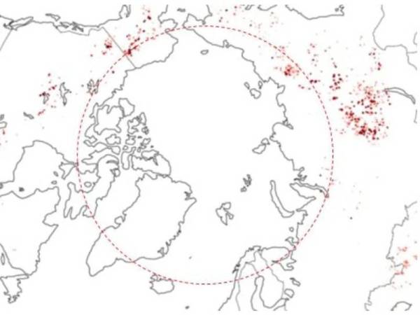 Antara 250 dan 300 titik panas telah direkodkan di utara Bulatan Artik pada setiap hari.
