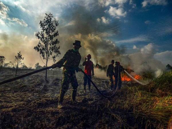 Lebih 9,000 anggota pasukan tindakan kecemasan termasuk tentera ditempatkan di wilayah yang menghasilkan getah dan minyak sawit utama di Indonesia.