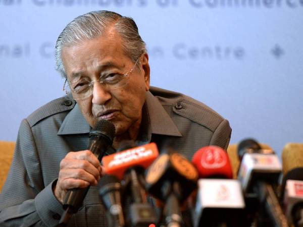 Perdana Menteri Tun Dr Mahathir Mohamad pada sidang media selepas mempengerusikan Persidangan Meja Bulat Bersama Komuniti Dewan Perniagaan Antarabangsa di Pusat Konvensyen Antarabangsa Putrajaya (PICC) hari ini.
- Foto Bernama 