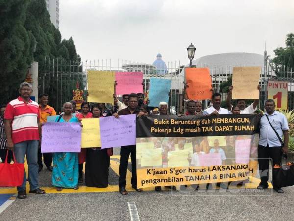 Sivarajan (kiri) bersama sebahagian wakil pembeli rumah Desa Beruntung di hadapan Pejabat Setiausaha Kerajaan Negeri (SUK) Selangor sebelum menyerahkan memorandum.