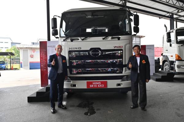 
PENGARAH Urusan HMSM, Atsushi Uchiyama (kiri) dan Pengarah Eksekutif Hino Motors Sales Malaysia, Datuk Johnny Chan ketika majlis pelancaran model terbaharu
Hino 700 Series AMT di Subang Jaya baru-baru ini.