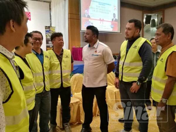 Arul (tengah) berbual dengan peserta yang terlibat dengan program OSH Compliance Support-OSH Coordinator peringkat Negeri Sembilan di Klana Resort Seremban semalam.