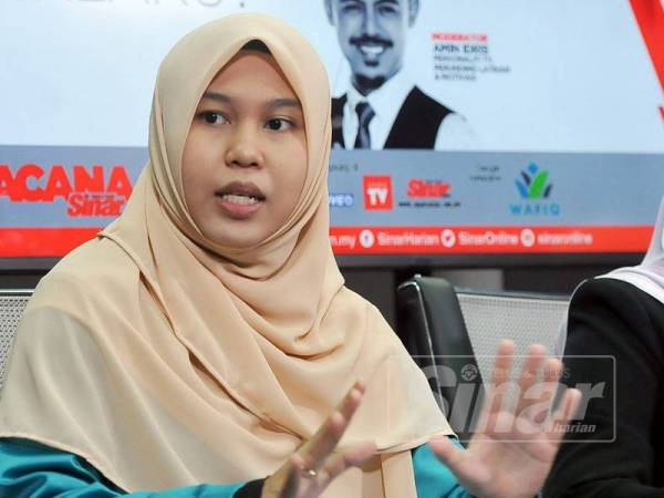 Exco Belia dan Media Wafiq, Nur Farihah Meor Mazli ketika bercakap pada Wacana Sinar siri ke-119 yang bertajuk Diskriminasi Agama Masih Berlaku di Kompleks Media Karangkraf di sini hari ini. - Foto ROSLI TALIB