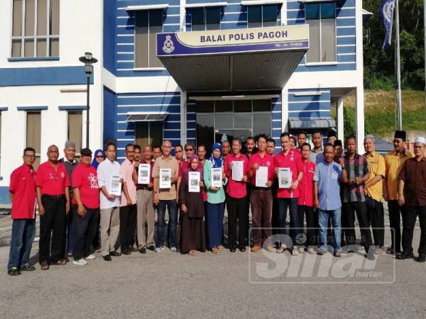 Sayap parti Bersatu mengemukakan laporan polis di Balai Polis Pagoh hari ini.