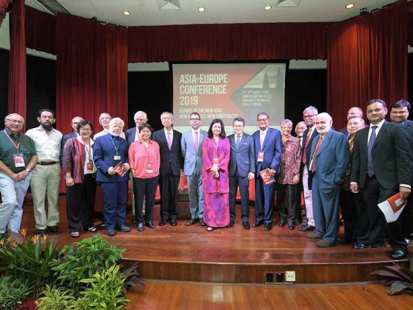 Timbalan Menteri Pertahanan Senator Liew Chin Tong (sembilan, kanan) bersama para panel Persidangan Asia-Eropah 2019 ‘Europe In The New Asia : New Anxieties, New Constructs’ di Auditorium Institut Asia-Eropah (AEI) Universiti Malaya hari ini. - Foto BERNAMA