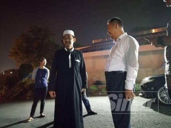 ADUN Sungai Kandis, Mohd Zawawi Ahmad Mughni tiba di kediaman menteri besar kira-kira jam 8.30 malam.