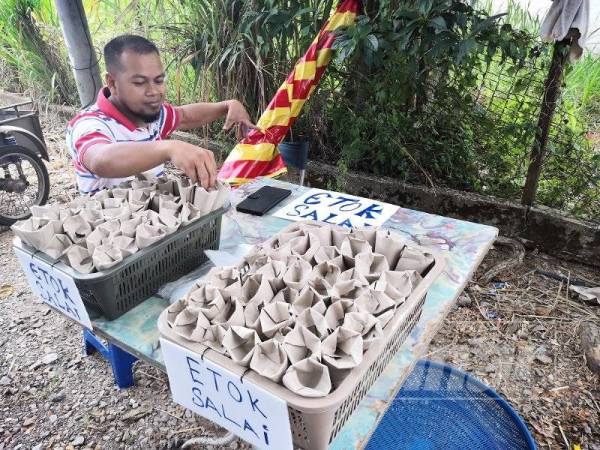 Sekalipun kudratnya terbatas, Rosli gigih mengusahakan pelbagai kerja termasuk menjual etak salai bagi mencari sesuap nasi untuk keluarga.