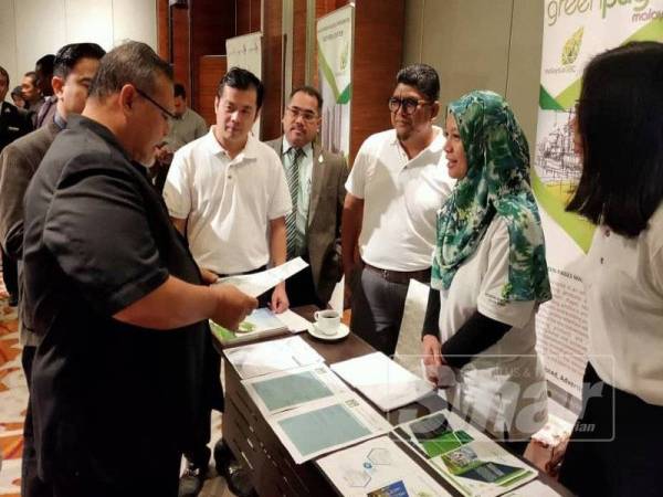 Aminolhuda (kiri) ketika melawat gerai pameran yang diadakan bersempena Seminar “Green Energy For Industry Players di Hotel Renaissance.