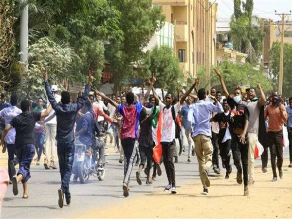  Penunjuk perasaan membanjiri jalan raya di Khartoum bagi menuntut pemerintah tentera menyerahkan kuasa kepada orang awam. 