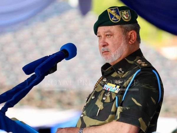 Sultan Ibrahim ketika menyampaikan titah ucapannya di Kem Iskandar, Mersing hari ini. -Foto: Royal Press Office