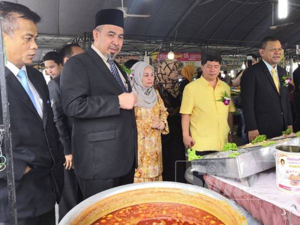 Dr Izani (dua dari kiri) bersama Mongkol (dua dari kanan) dan Somkeart (kanan) ketika melawat gerai jualan sempena Festival Makanan Thailand 2019 hari ini.