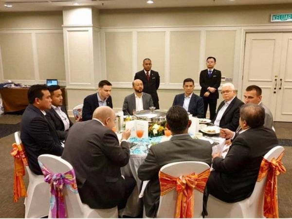 Datuk Seri Mohamed Azmin Ali pada majlis makan malam yang membincangkan penerokaan potensi pelaburan daripada syarikat terkemuka di Ukraine untuk membangunkan MRO dan pembuatan komponen pesawat di Kulim. - Foto laman Twitter Datuk Seri Mohamed Azmin Ali